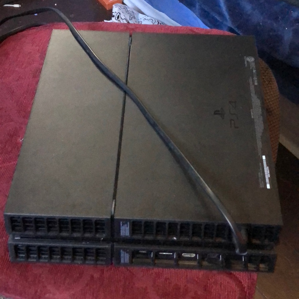 PS4 - Picture 3 of 3